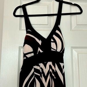 Women’s size 16, very forgiving dress.  Rich colors!